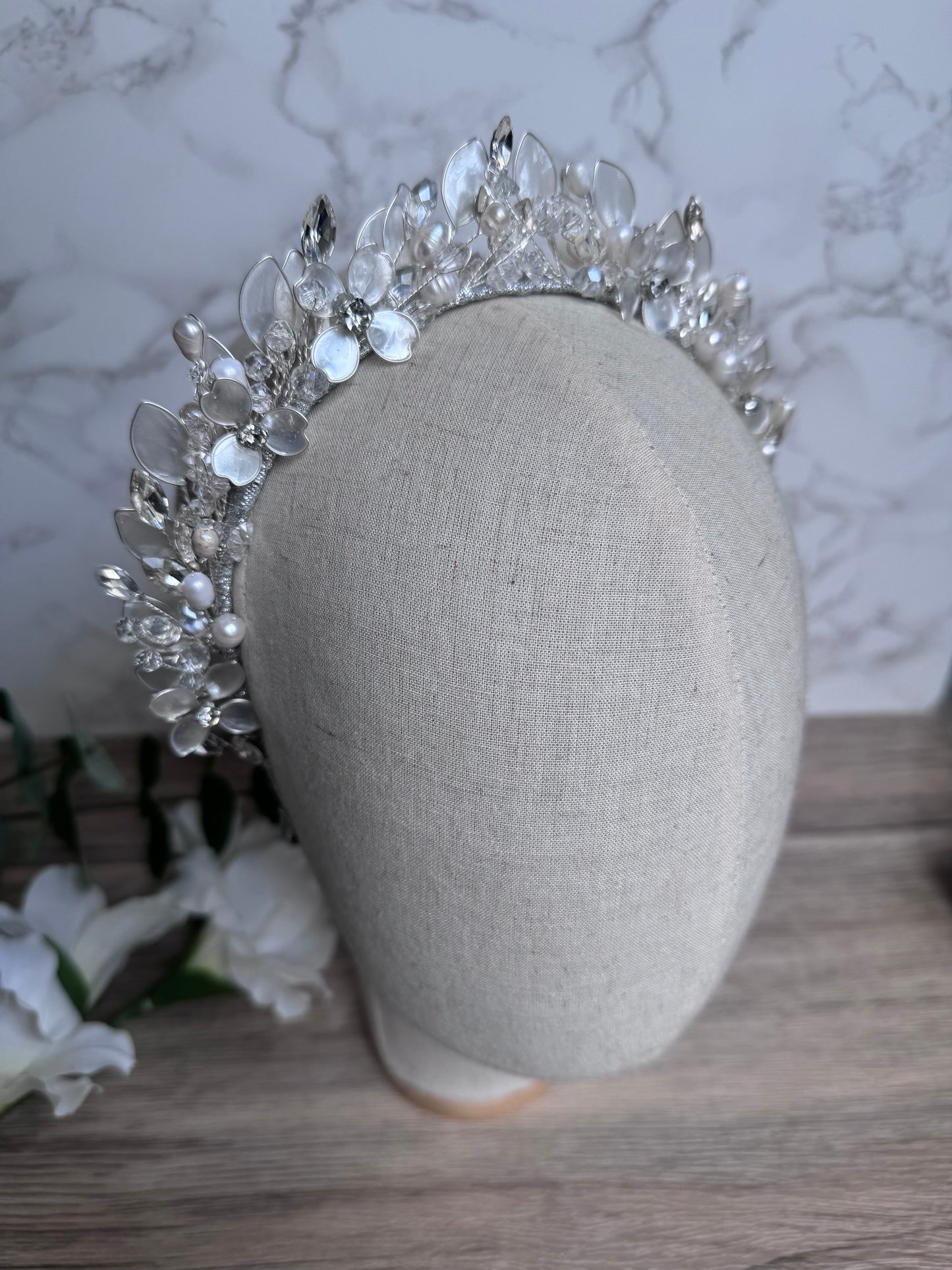 Pearl leaf and flower details Crown Pearl leaf and flower details Crown Precius pearls