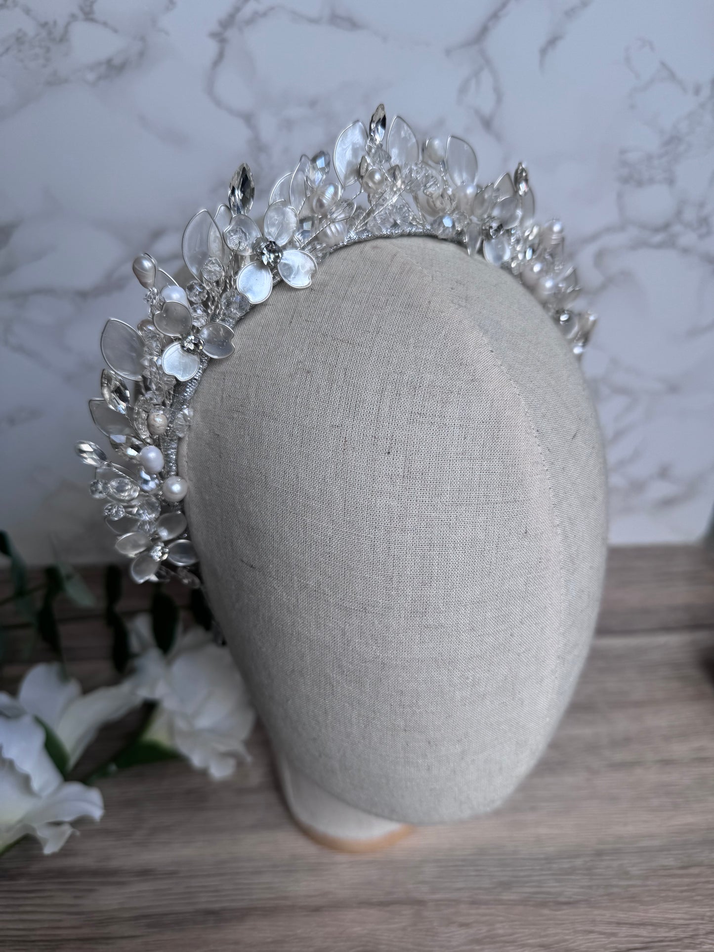 Pearl leaf and flower details Crown Pearl leaf and flower details Crown Precius pearls