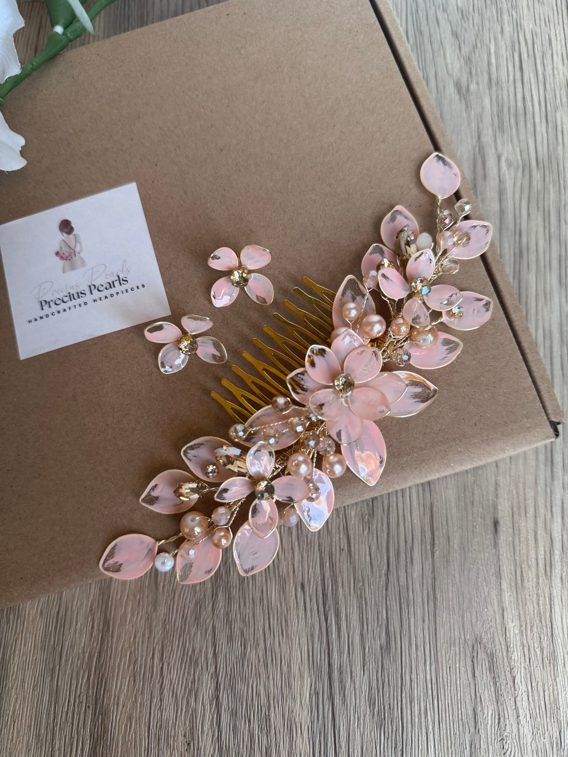 Beige Wedding guest comb Beige Wedding guest comb Precius pearls