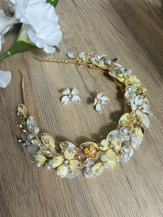 Yellow and White stunning wedding guest halo headpiece Yellow and White stunning wedding guest halo headpiece Precius pearls