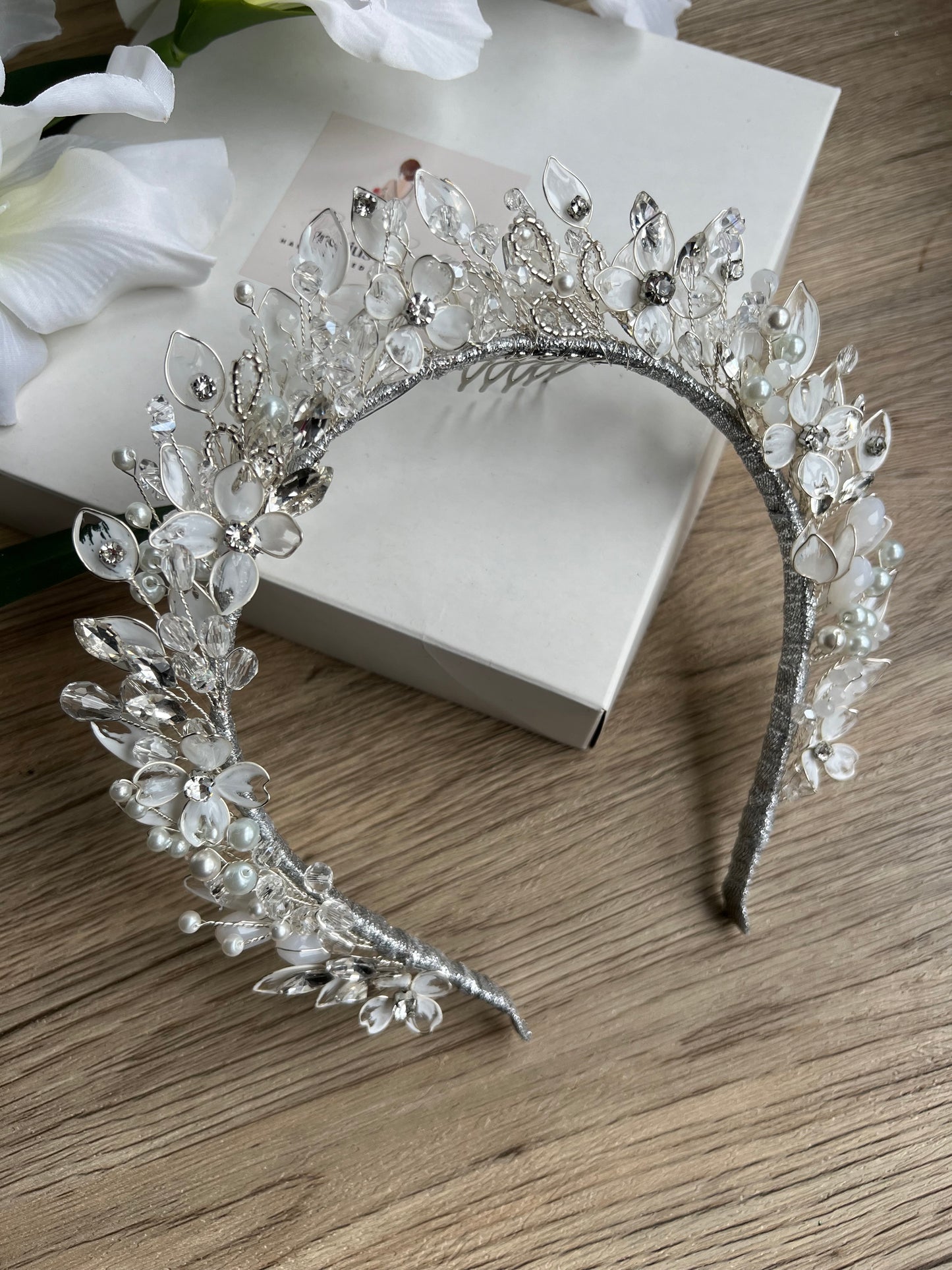 Gabriela Flower and leaf crown Gabriela Flower and leaf crown Precius pearls